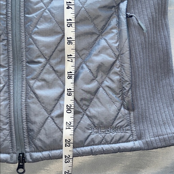 L.L. Bean Light Gray Quilted Vest Plush Fleece Lined Double Zipper Pulls Sz S - Picture 6 of 10